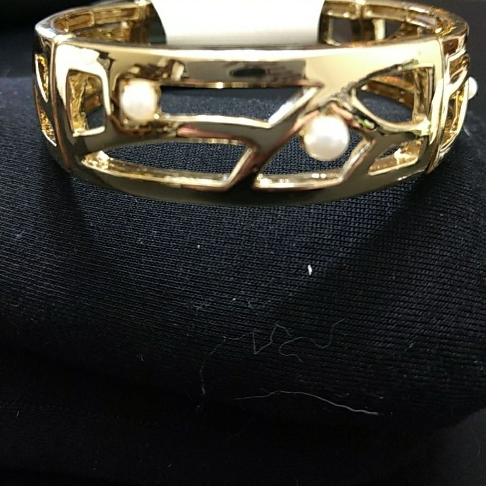 Gold tone bracelet with faux pearls 7.5" stretch